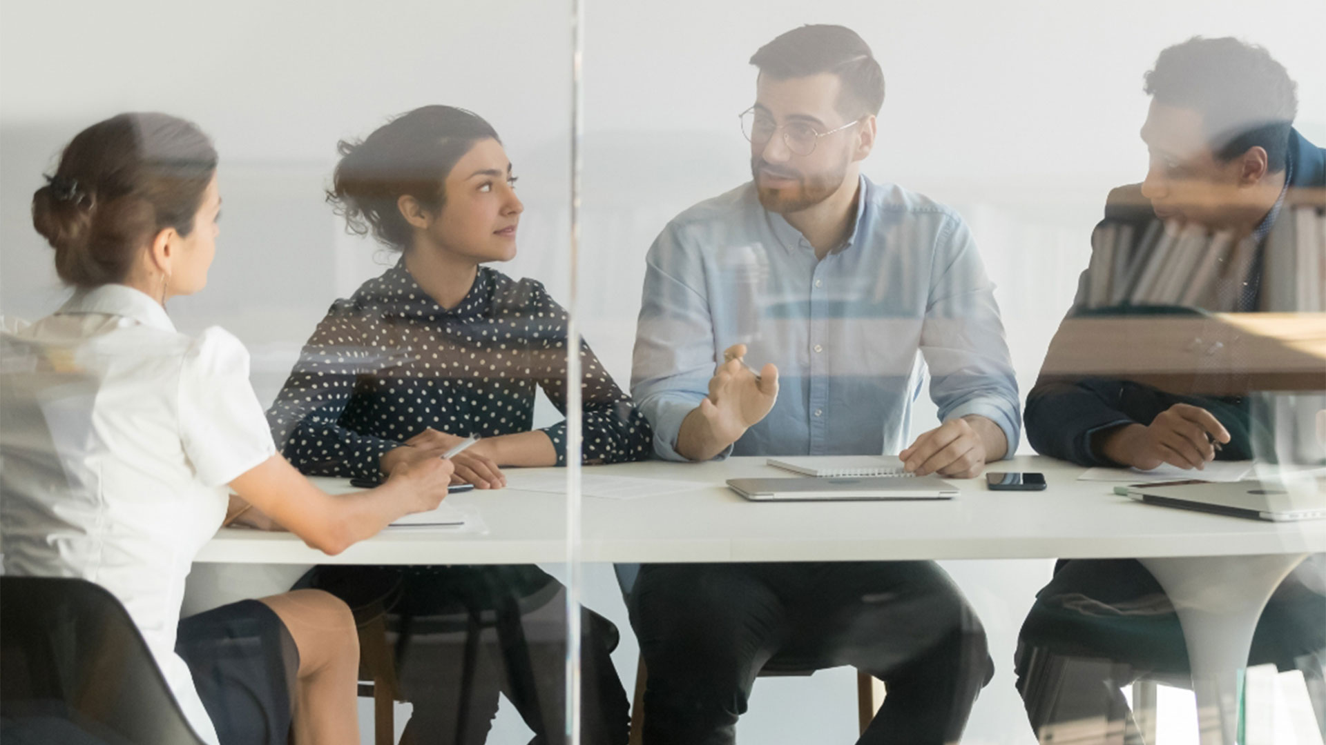 Meetingszene symbolisiert Unternehmensverkauf